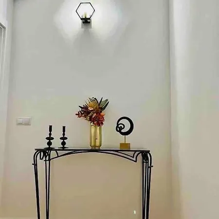 Adorable 3 Bedroom Apartment *